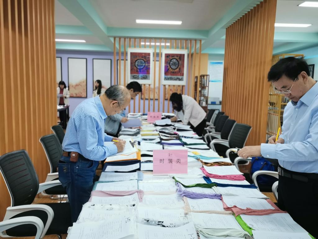 【職業(yè)教育活動周】“金楠杯”2023年全國長絲織物新產(chǎn)品設(shè)計(jì)大賽專家評審會順利召開